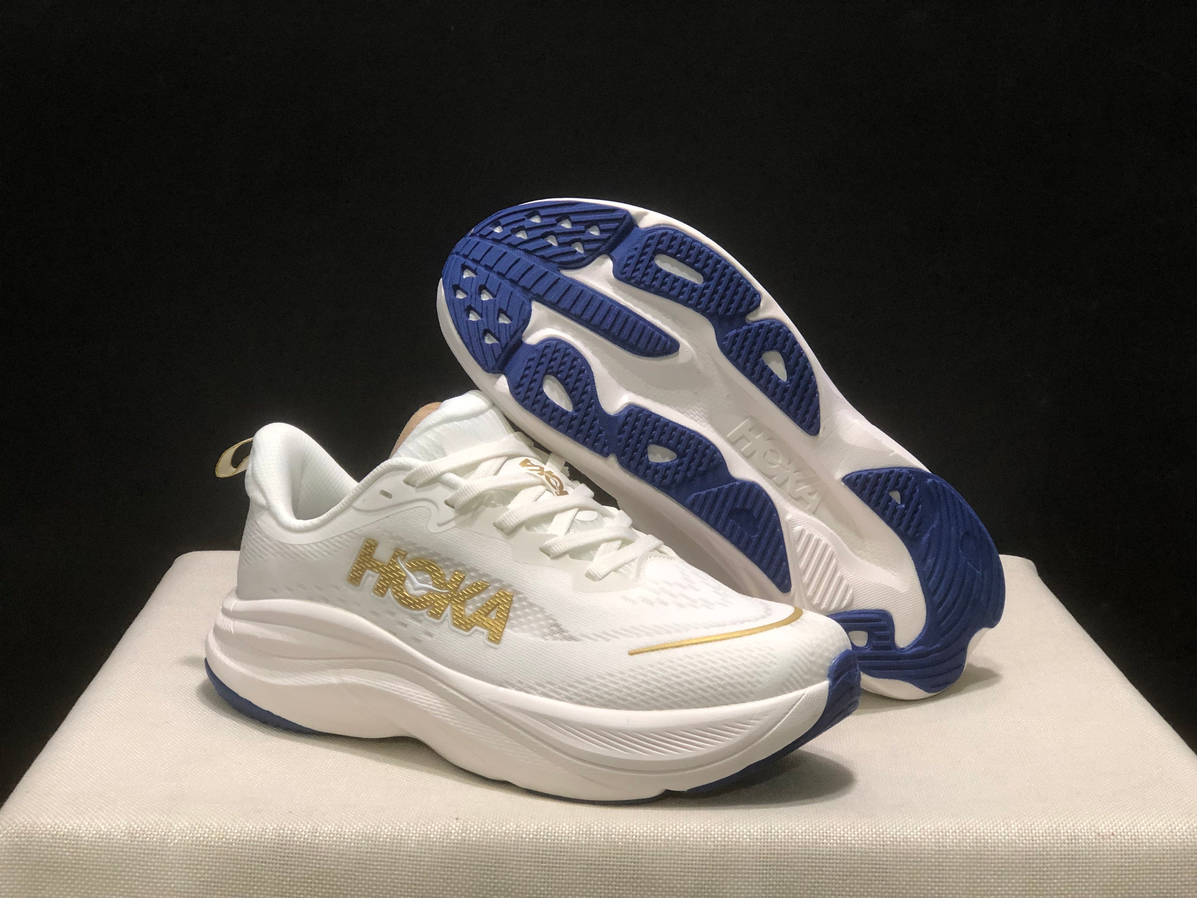 HOKA ONE ONE SKYFLOW
