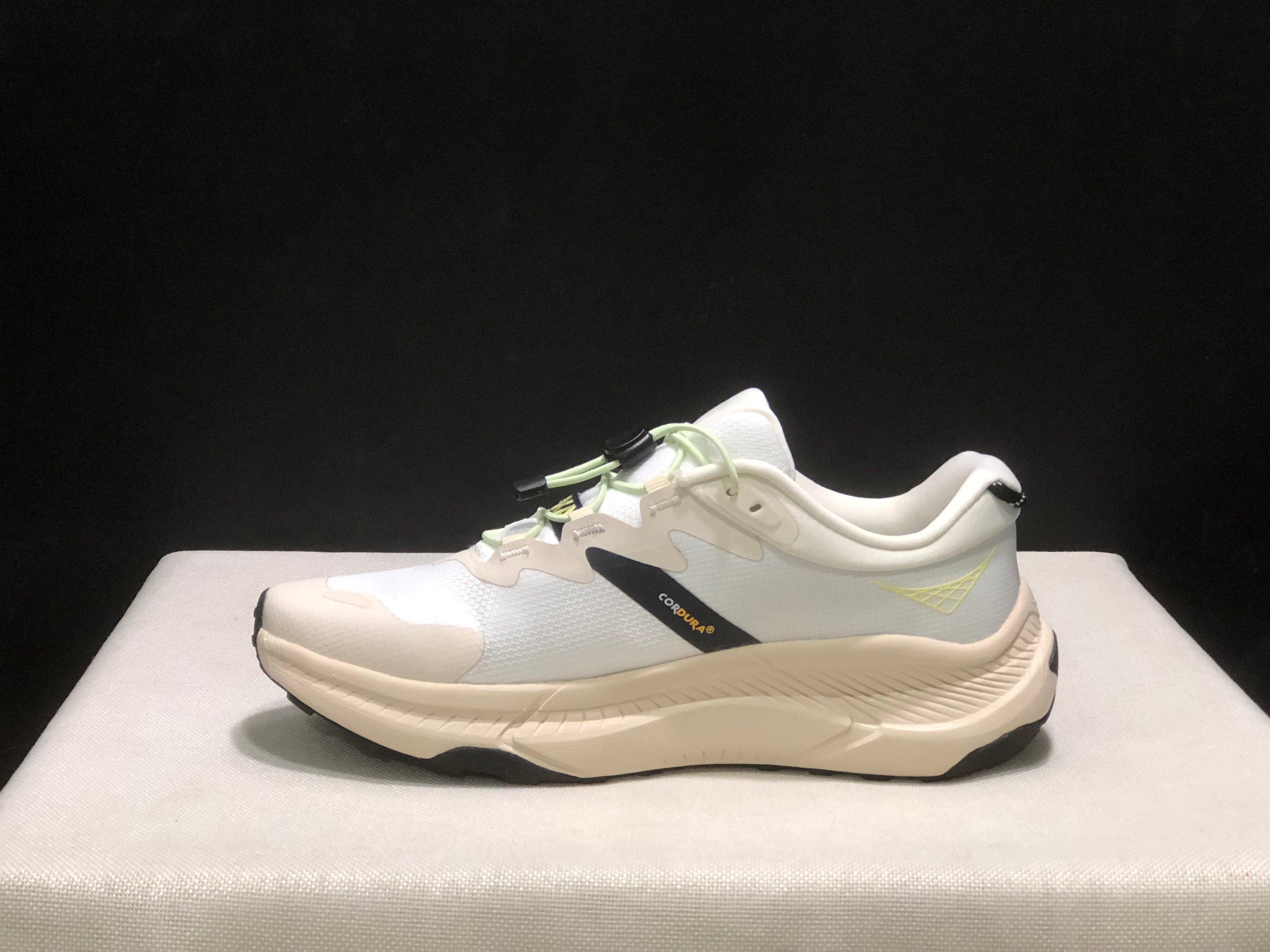 HOKA ONE ONE SKYFLOW