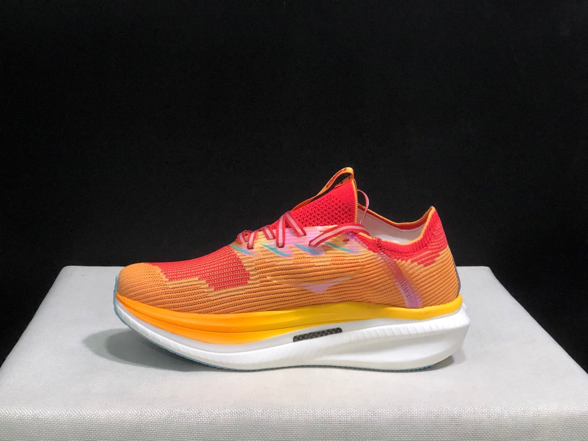 HOKA ONE ONE CIELO X1