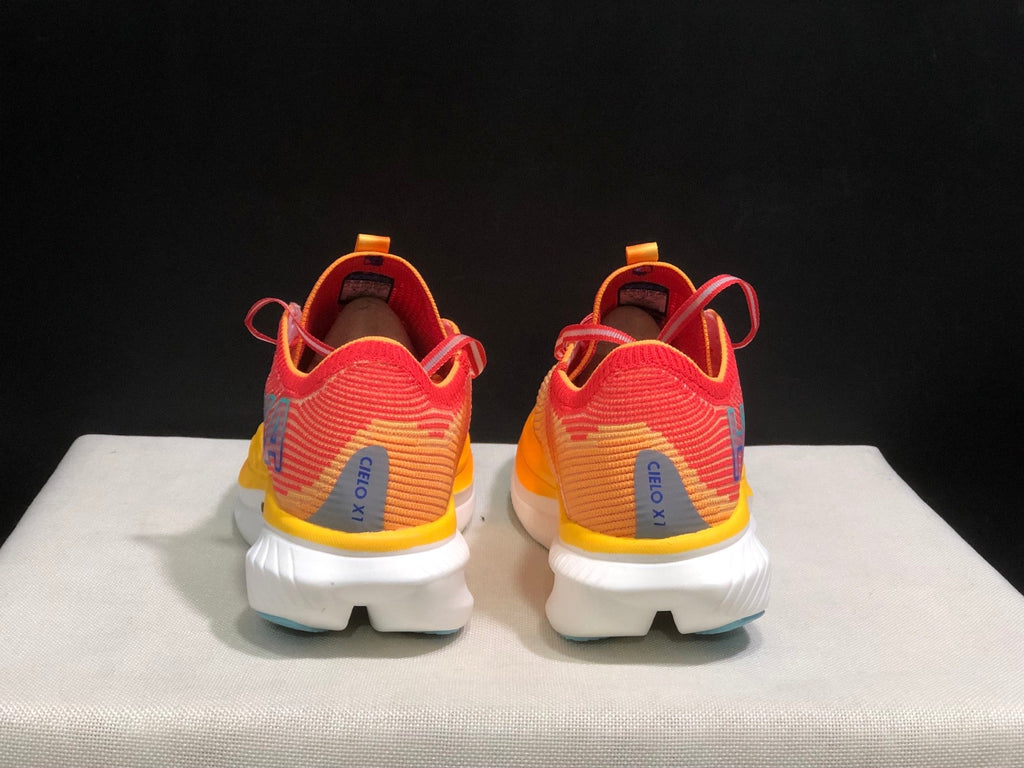 HOKA ONE ONE CIELO X1
