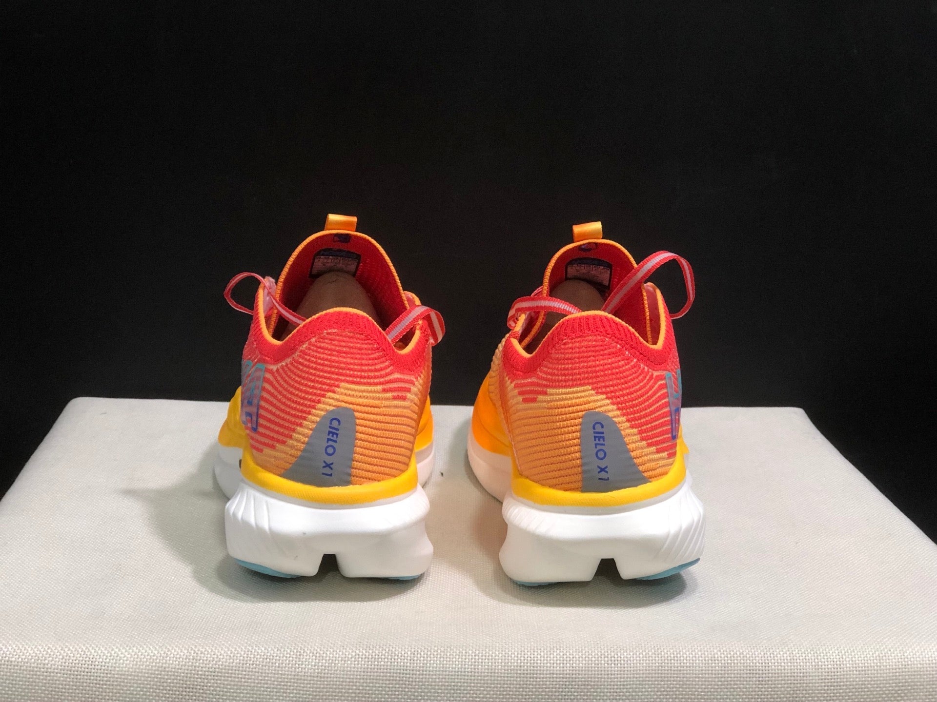 HOKA ONE ONE CIELO X1