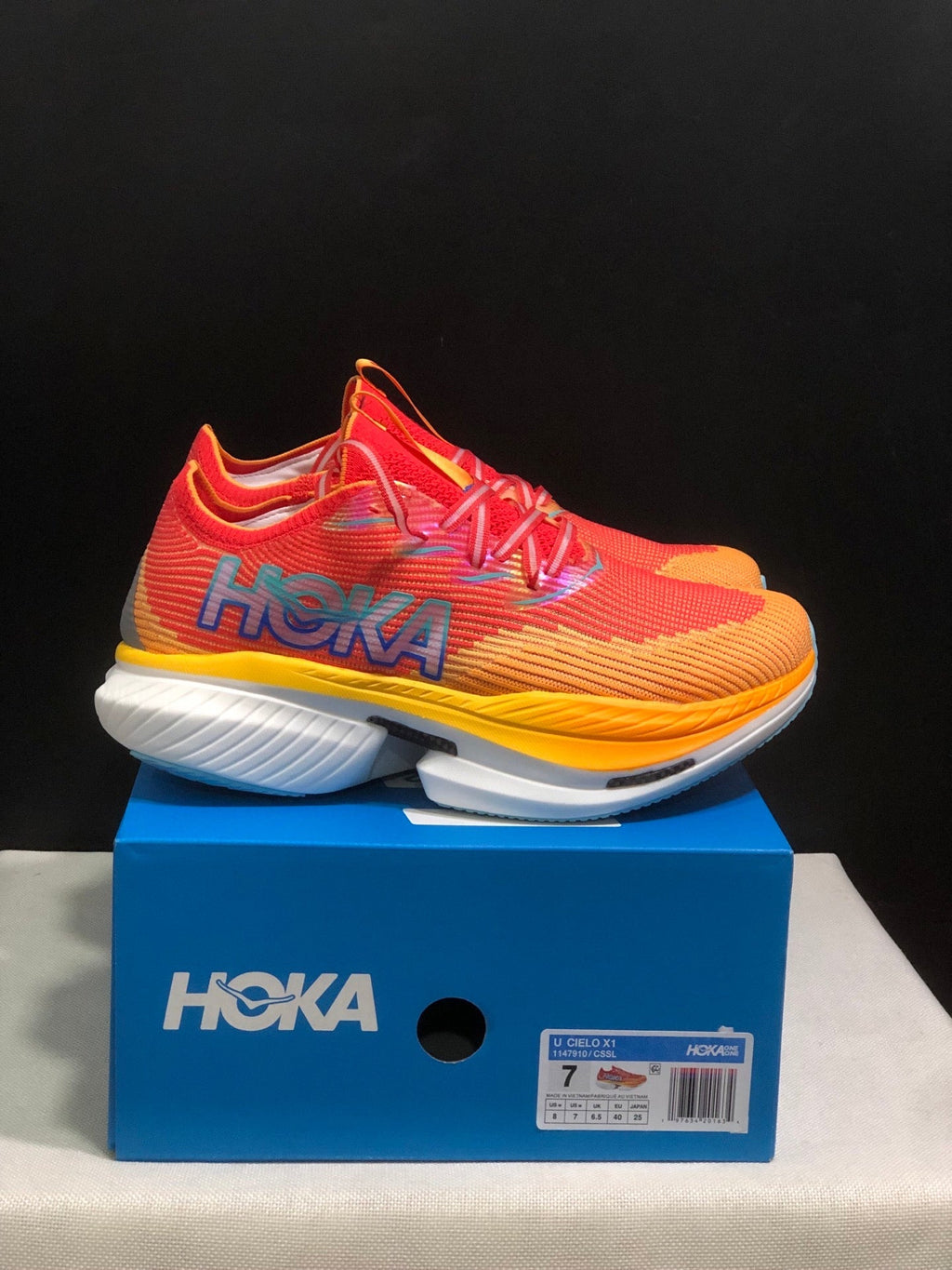 HOKA ONE ONE CIELO X1